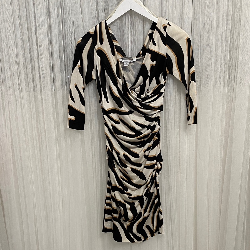 Diane Von Furstenberg Black and Cream Zebra “Bentley” 3/4 Sleeve 100% Silk Dress - Picture 3 of 16